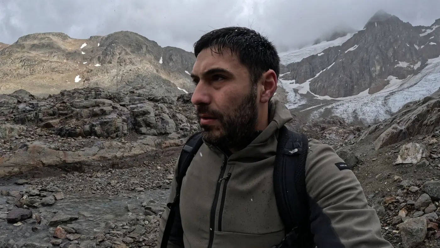 Gabriel con la barba mojada por la nieve junto al Glaciar Vinciguerra
