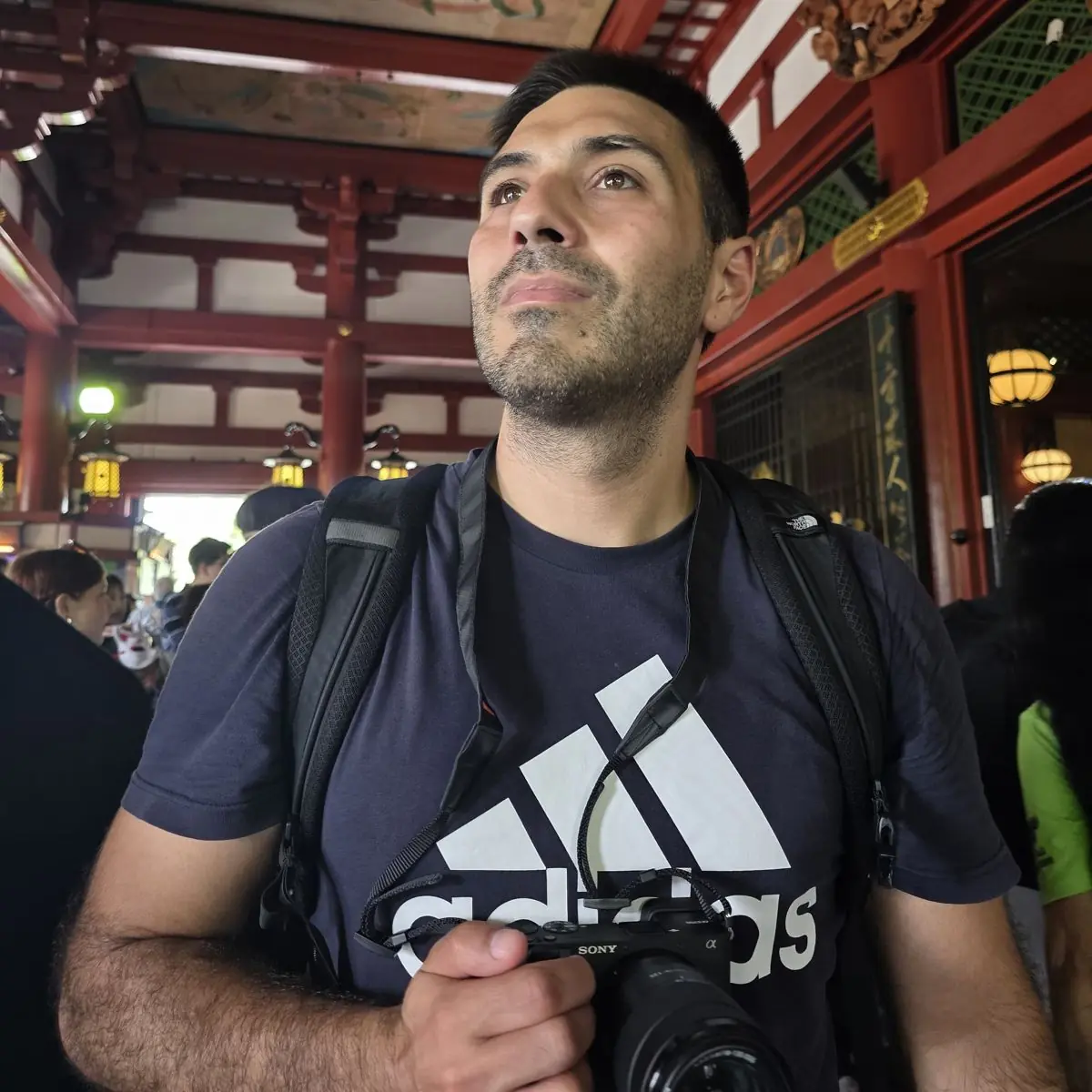Gabriel con su cámara Sony colgada al cuello en un templo japonés